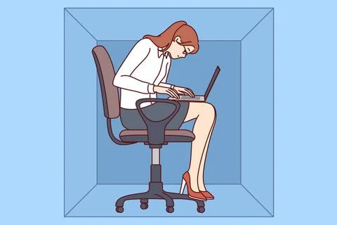 Frau mit Laptop sitzt in einem Karton und tippt einen Artikel in einem bee... Stock Photos