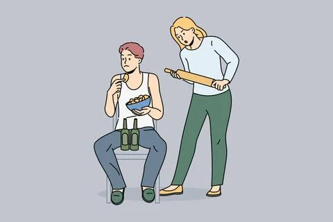 Frau streitet mit Slacker Ehemann, der Bier trinkt und Chips isst und nich... 스톡 사진