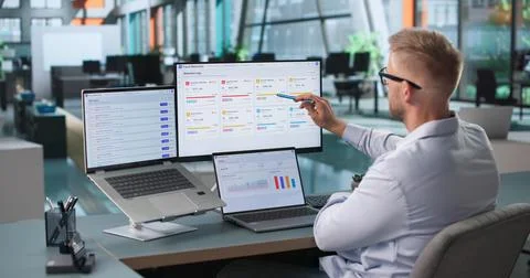 Fraud Analyst Uses Laptop To Study Transaction Graphs And Detect Risks. Foto stock