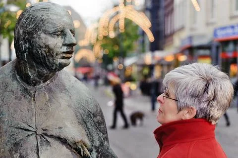  Frauen im Gespräch Frau in Konversation mit einer Bronzefigur ,model rele.. Stock Photos