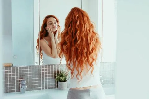 Frau,spiegel,rote haare,teint,prüfen,schönheitspflege,frauen,weiblich,rote. Stock Photos