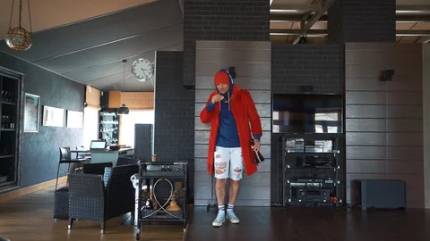 : A freaky guy in self-isolation at home is dancing hip-hop Video stock 128699027