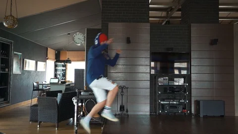 A freaky guy in self-isolation at home is dancing hip-hop Video stock 128699732