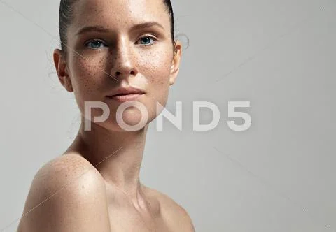 Freckles Woman\'s Face Portrait With Healthy Skin..