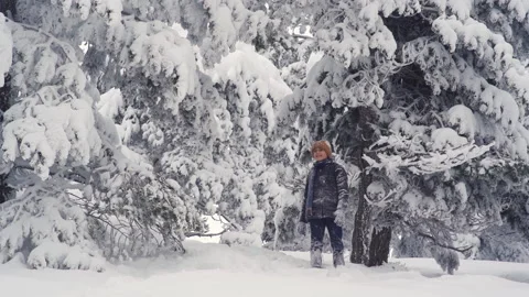 Free boy in winter day. Stock-Footage 167498709