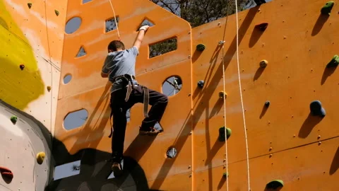 Free climber boy climbing On Practical Wall 스톡 동영상 92051871