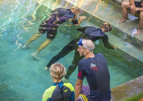 Free diving lesson in pool. Foto stock