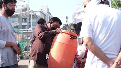 Free juices are being distributed in organic street markets Vídeo Stock 247110099