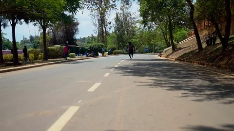 Free runner african man doing tricks at street Видео 117724976