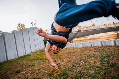 Free runner doing parkour backflip jump Fotos de archivo