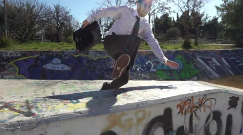 Free Runner Doing Parkour Valts Into City Видео 36590616