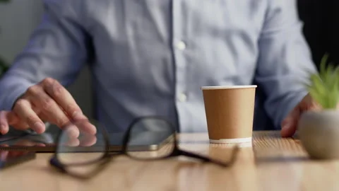 Free work in a cafe, blurry background Stockbeeldmateriaal 205045838