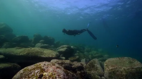 Freediver Exploring Rock Formations Video stock 92406137