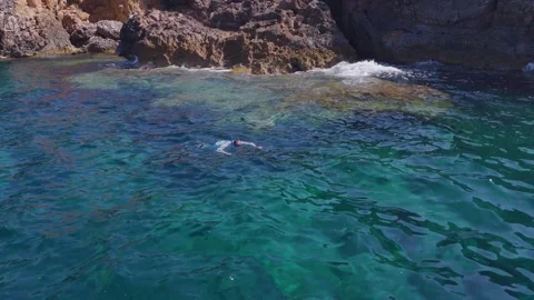 Freediver Preparing to Dive at Voidokilia, Greece Vídeos de archivo 343737499