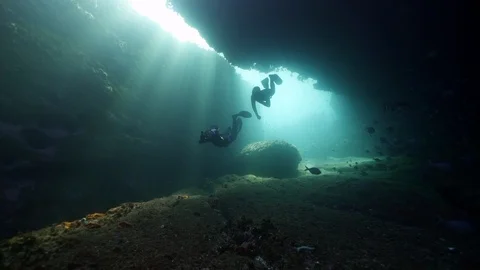 Freediving The Arch Video stock 92406310