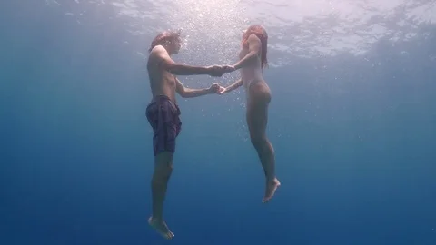 Freediving love Video stock 72333142