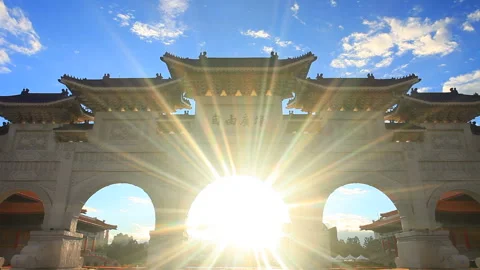 Freedom Square Gate and the Rays of the Morning Sun Видео 330465574