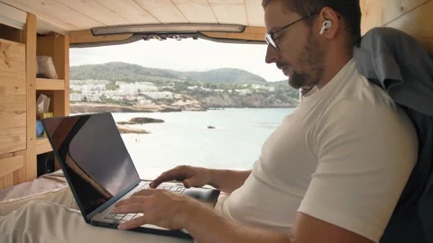 The freedom of vanlife working remotely from the beach 库存影片 291903515