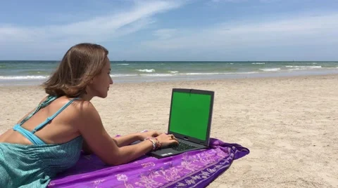 Freelance, beach, work, laptop, greenscreen, dream job Video stock 65078255