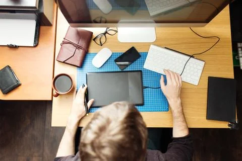 Freelance developer and designer working at home, man using desk Foto stock
