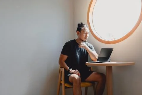 Freelance man work online on computer tablet at corner of cafe. Foto stock