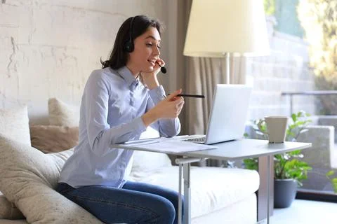 Freelance operator talking with headsets and consulting clients. Foto stock