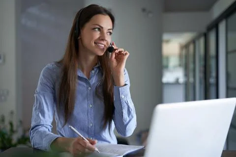 Freelance operator talking with headsets and consulting clients. Foto stock