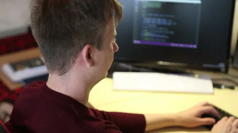 Freelance programmer writes a program while sitting at the computer Vidéo 63421280