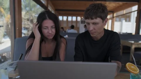 Freelancer and client having disagreement during project discussion, exchanging Stockbeeldmateriaal 346252526