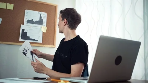 Freelancer attaching sticky note to board in the home office Stock Footage 79899859