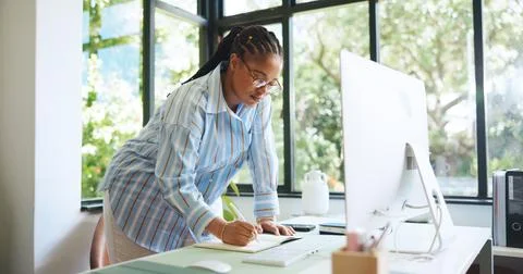 Freelancer, computer and writing with black woman in home office for web de.. Stockfoto's