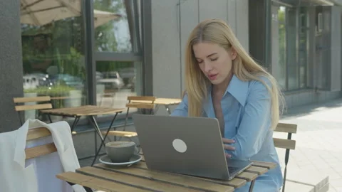 Freelancer Concentrating On Laptop Work While Sitting At Outdoor Coffee Terrace 库存影片 318990474