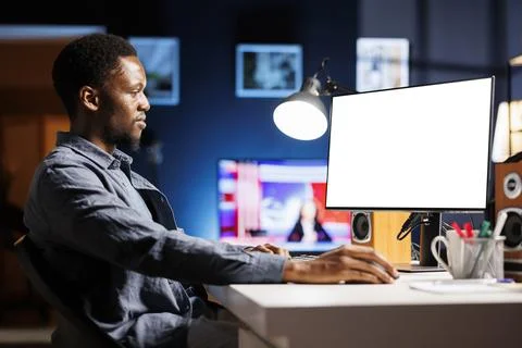 Freelancer looking at white blank screen on pc at home Foto stock