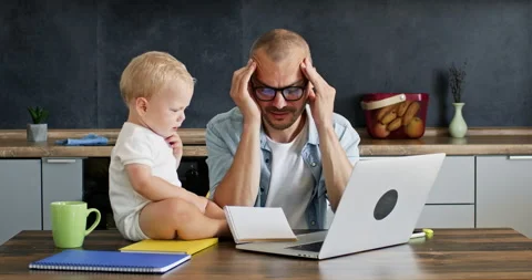 Freelancer looks with annoyed expression at crying son Vídeos de archivo 229841105