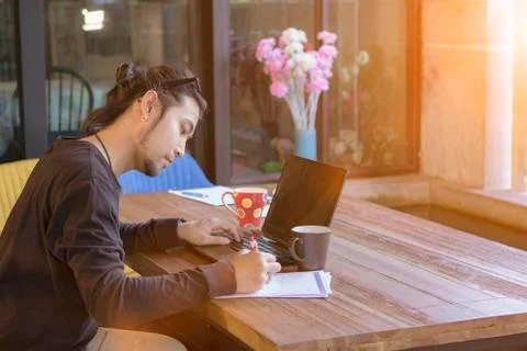 Freelancer man working with computer laptop at home office Stock-Fotos