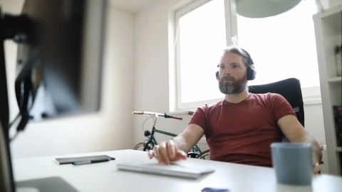 Freelancer man working from his home office desk Video stock 130173789