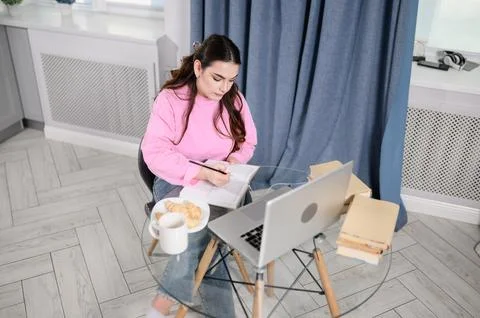 Freelancer plans schedule, creatively designing social media calendar. Working Foto stock