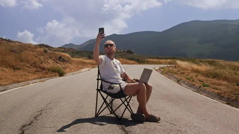 Freelancer Searching for Mobile Signal and Internet Connection Outdoors Vídeos de archivo 346547281