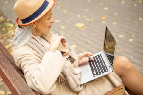 Freelancer sitting in front of her computer Foto stock