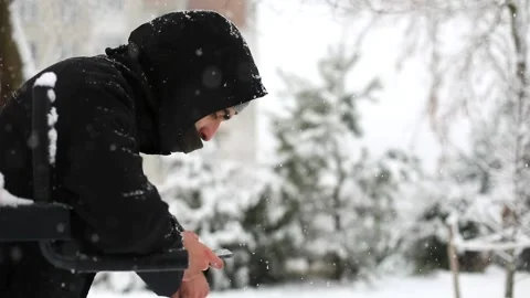 Freelancer sport man using smartphone in winter snowfall on sports area outside Vídeos de archivo 167058478