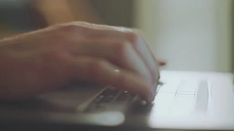 Freelancer typing on laptop Vídeos de archivo 234347912