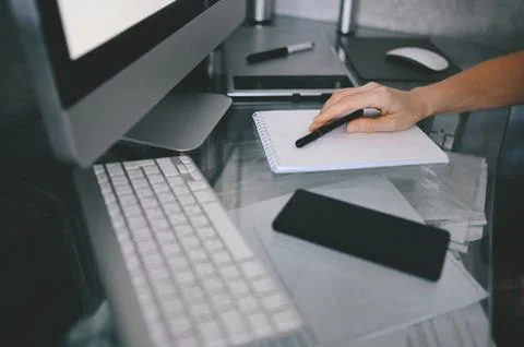 Freelancer using smart phone and laptop at home during quarantine. Foto stock