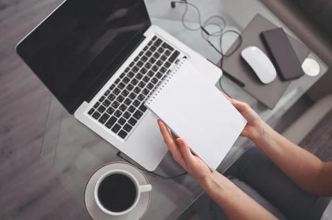 Freelancer using smart phone and laptop at home during quarantine. Foto stock