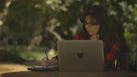 Freelancer woman working with the computer in a park Vídeo Stock 76197012