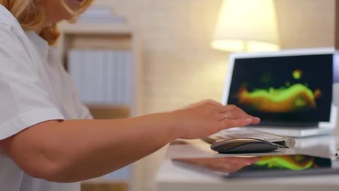 Freelancer  Woman Working In Studio 库存影片 129523945