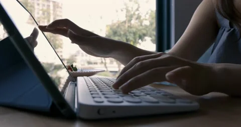 Freelancer working in cafe Stock Footage 195091886