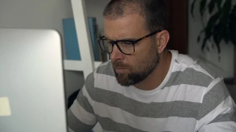 Freelancer working on a computer from home 動画素材 127906545