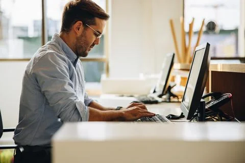 Freelancer working on computer in office Foto stock