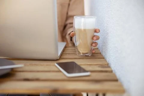 Freelancer working during her breakfast in the cafe Stock-Fotos