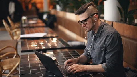 Freelancer Working Hard on the Cafe 動画素材 103741378